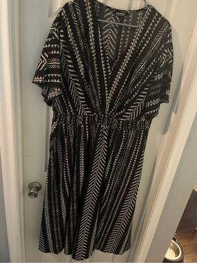 BloomChic Black & White Printed V-Neck  Dress